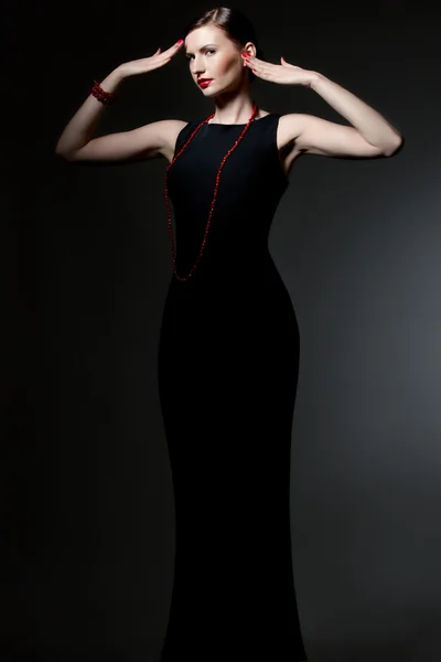 Молодая женщина в черном платье — стоковое фото