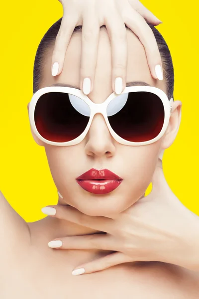 Mladá žena nosí sluneční brýle — Stock fotografie