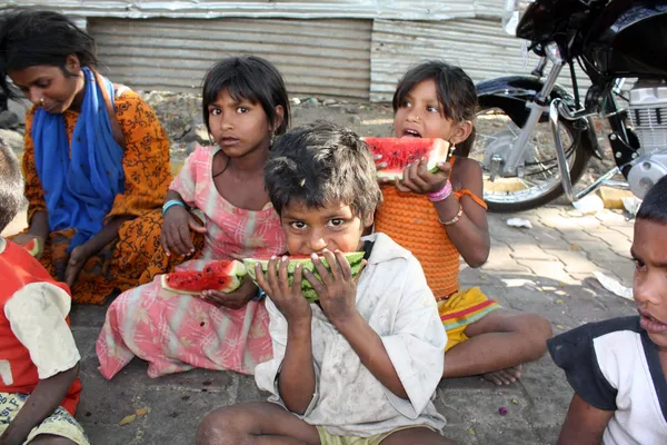 Pobre rapaz com fome Fotos De Bancos De Imagens Sem Royalties
