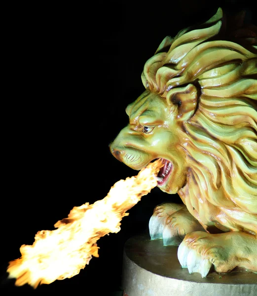 Leão cuspir fogo — Fotografia de Stock