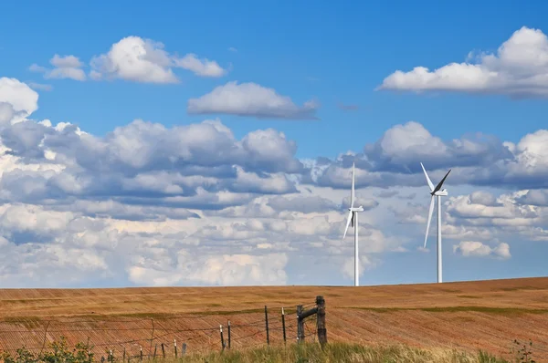 Turbinas eólicas gigantes en el horizonte — Foto de Stock