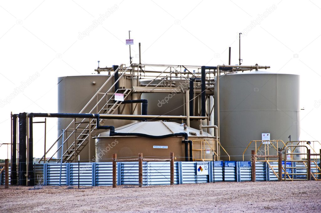 Oil and water storage at an oil well location