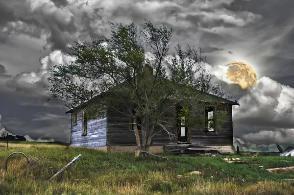 Spookhuis onder een volle maan — Stockfoto