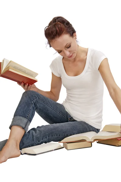 Hübsche rothaarige Frau liest Bücher — Stockfoto