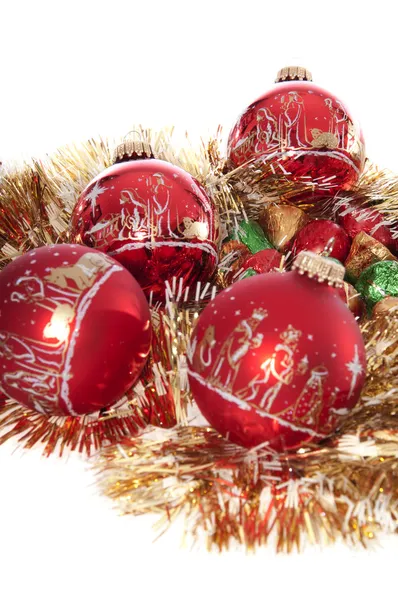 Adornos rojos de Navidad y caramelos — Foto de Stock