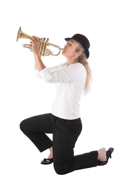 Blond kvinna trumpetare — Stockfoto