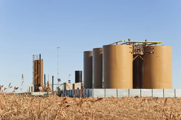 Aufbereiter und Tanks für Rohöl und Kondensat — Stockfoto