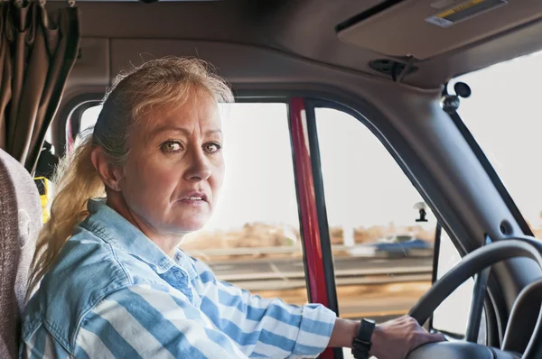 Güzel bir kadın kamyon teftiş — Stok fotoğraf