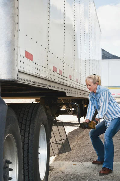 Жінка Вантажівка Водій Підняття ноги причепа — стокове фото