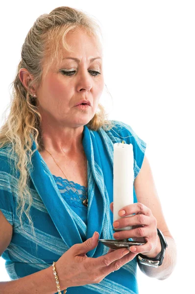 Блондинка дорослої жінки зі свічкою — стокове фото