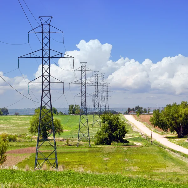 Grands poteaux électriques dans le Colorado rural, USA — Photo