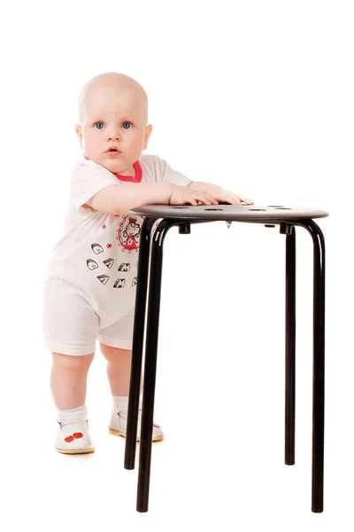 Bebê bonito com uma cadeira — Fotografia de Stock