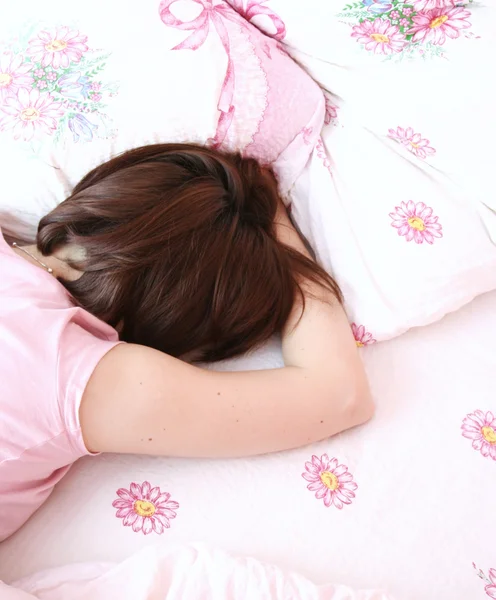 Молодая женщина спит. — стоковое фото