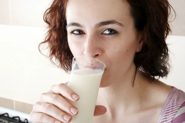 Młody jedzenia mleka ze zbóż — Zdjęcie stockowe