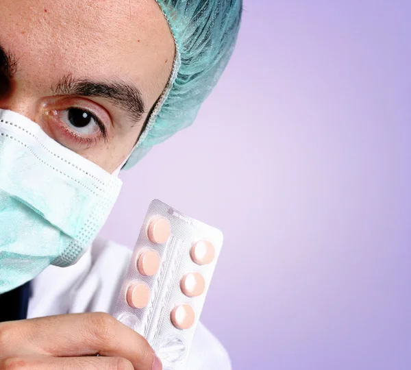 Porträt eines jungen Arztes mit Stethoskop. — Stockfoto