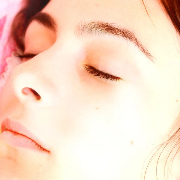 Krásná mladá žena spí. — Stock fotografie
