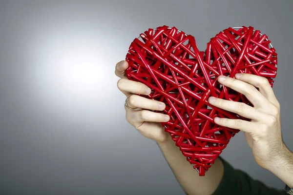 Рука зроблена червоним серцем — стокове фото