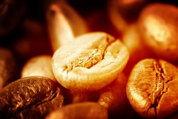 Ароматні смажені кавові зерна — стокове фото