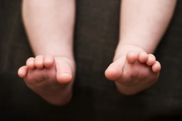 Bebek ayak ayak parmakları ile kıvrılmış — Stok fotoğraf