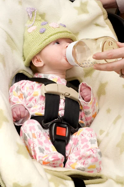 Yeni doğmuş bebek şişe beslenen ediliyor — Stok fotoğraf