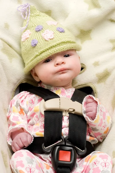 Baby in Strickmütze mit Ausdruck — Stockfoto