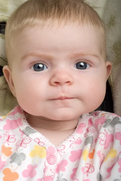 Alert baby med förvirrade uttryck — Stockfoto