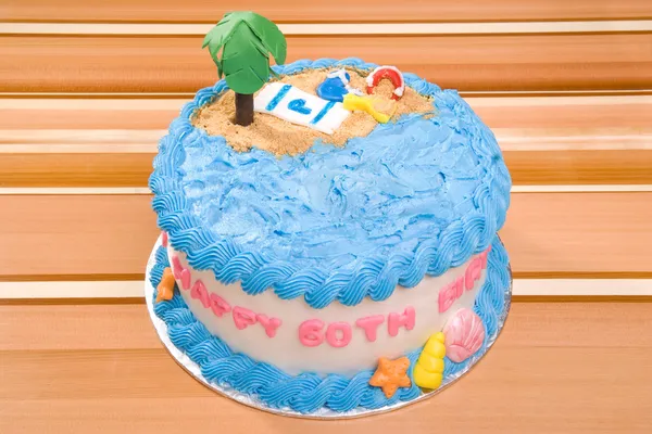 Zadowolony urodziny plaży ciasto — Zdjęcie stockowe