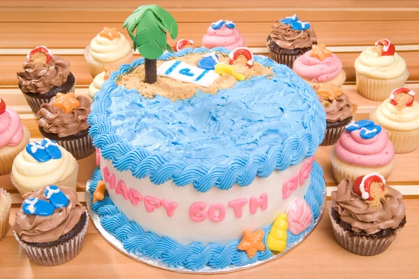 誕生日ケーキのビーチ テーマ — ストック写真