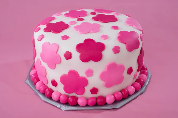 ピンクの花と白いフォンダン ケーキ — ストック写真