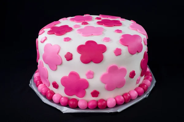 Weißer Fondant-Kuchen mit rosa Blüten — Stockfoto