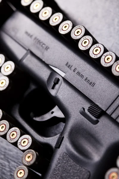 Munizioni e pistola automatica — Foto Stock