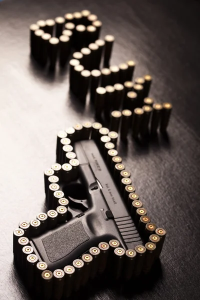 Munición y pistola automática — Foto de Stock