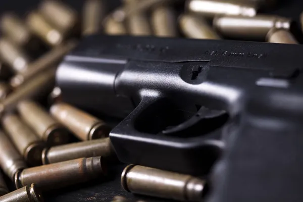 Munición y pistola automática —  Fotos de Stock