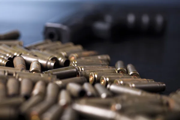 Munitions et arme de poing automatique — Photo