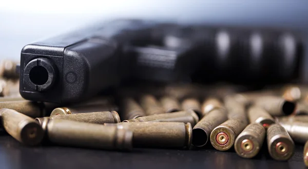 弾薬および自動拳銃 — ストック写真