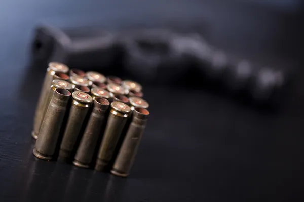 Ammunition och automatisk pistol — Stockfoto