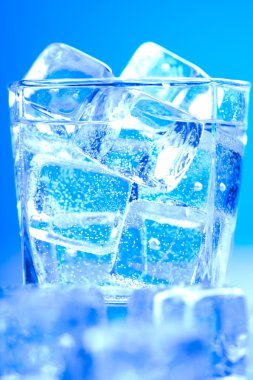 Mavi ve parlak buz küpleri