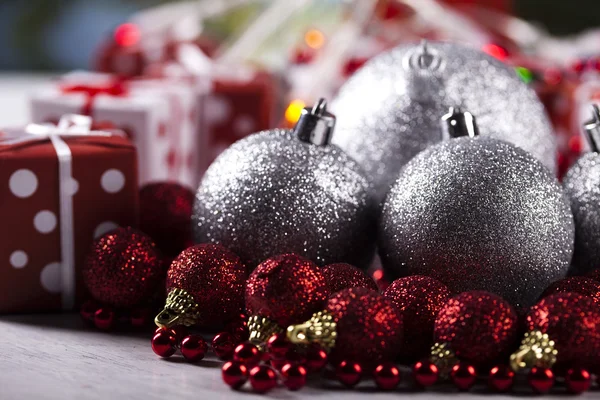 Vánoční pozadí s ozdoby a dárky — Stock fotografie
