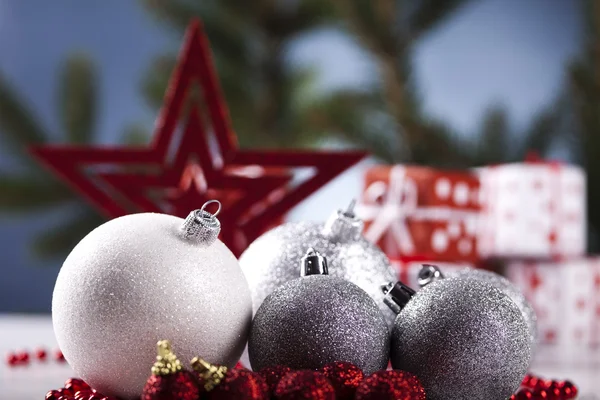 Sfondo natalizio con bagattelle e regalo — Foto Stock