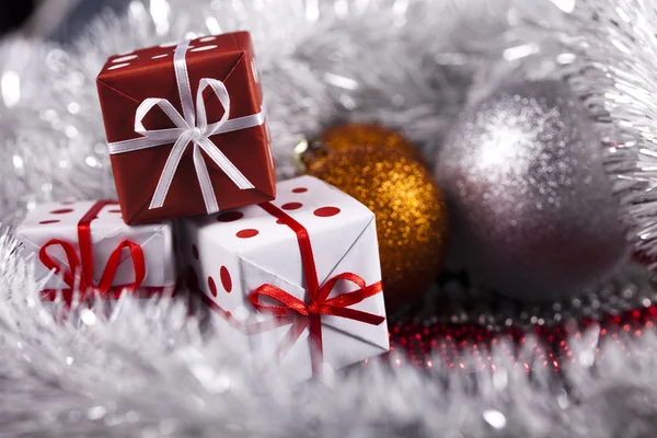 Weihnachten Hintergrund mit Christbaumkugeln und Geschenk — Stockfoto