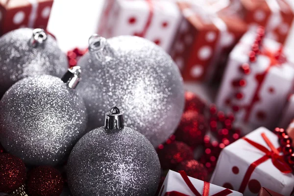 Karácsonyi baubles és ajándék háttér — Stock Fotó