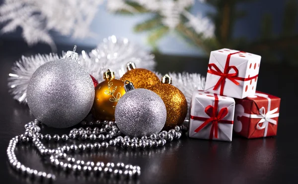 Χριστούγεννα φόντο με στολίδια και δώρο — Φωτογραφία Αρχείου