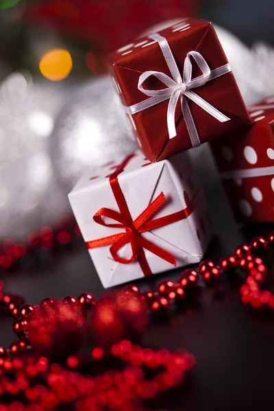 Weihnachten Hintergrund mit Christbaumkugeln und Geschenk — Stockfoto