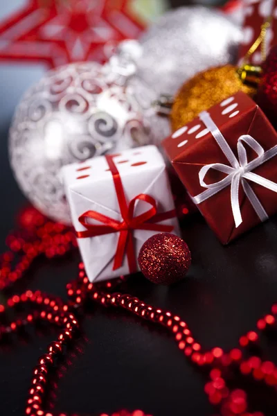 Jul bakgrund med grannlåt och gåva — Stockfoto