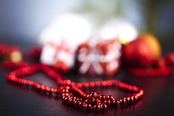 Fond de Noël avec boules et cadeau — Photo