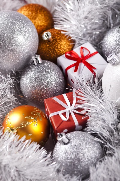 Рождественский фон с игрушками и подарками — стоковое фото