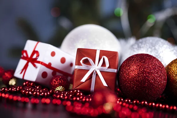 Kerstmis achtergrond met kerstballen en gift — Stockfoto