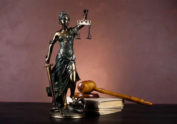 Античная статуя правосудия, закон — стоковое фото