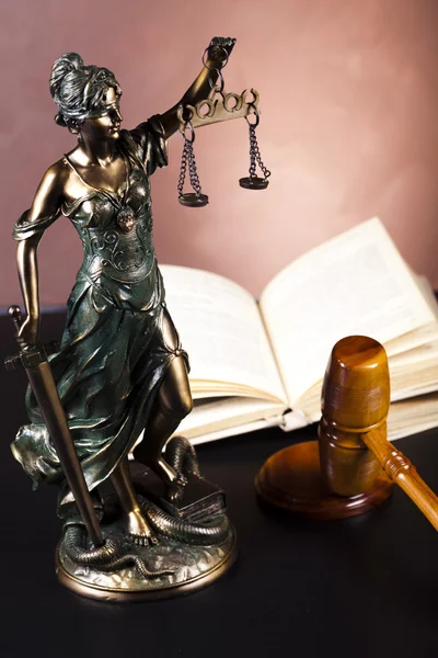 Весы правосудия и права — стоковое фото