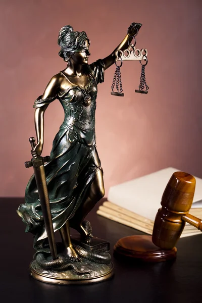 Escalas de justiça e direito — Fotografia de Stock